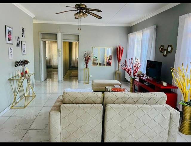 3 BEDROOM APARTMENT FOR SALE IN VANDERBIJLPARK CW 6